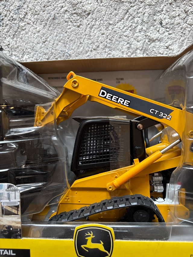 Ertl John Deere CT322 Skidsteer 1/16 Scale - photo 4