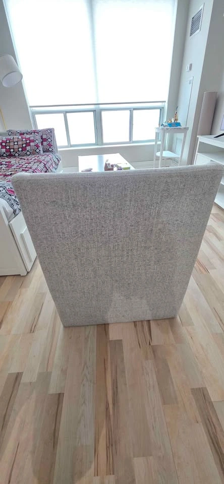 Modern Light Grey Accent Chair – Excellent Condition - photo 2