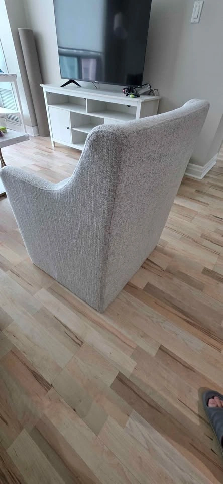 Modern Light Grey Accent Chair – Excellent Condition - photo 3