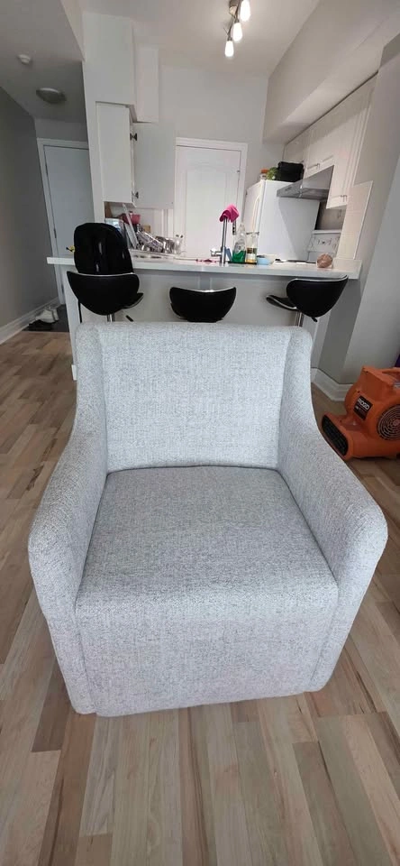 Modern Light Grey Accent Chair – Excellent Condition - photo 4