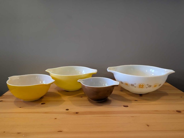 Pyrex Town & Country Cinderella Mixing Bowls