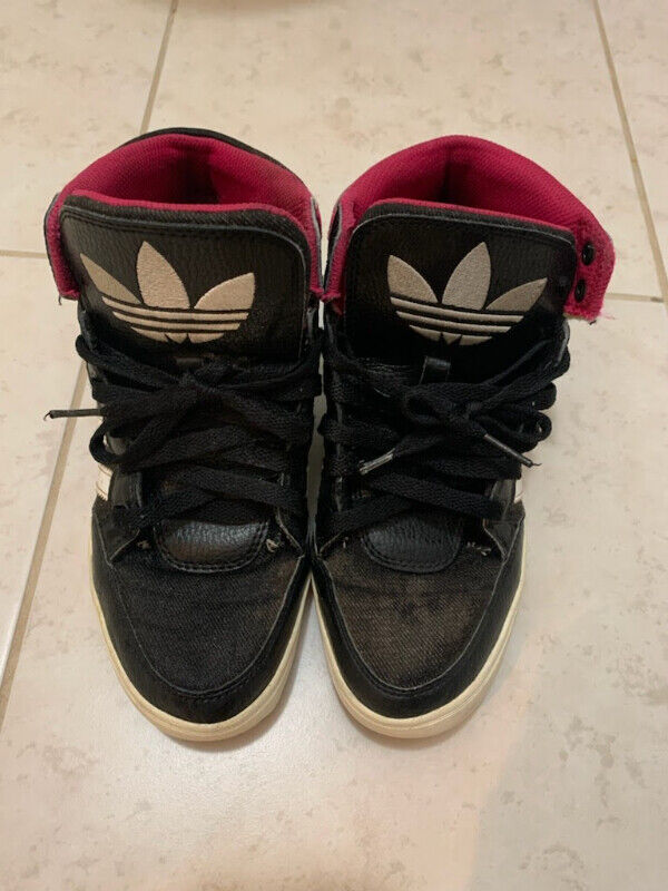 Women's Adidas sneakers size 61/2. $20