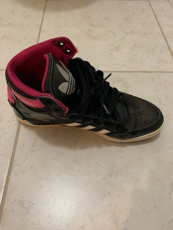Women's Adidas sneakers size 61/2. $20 - photo 2