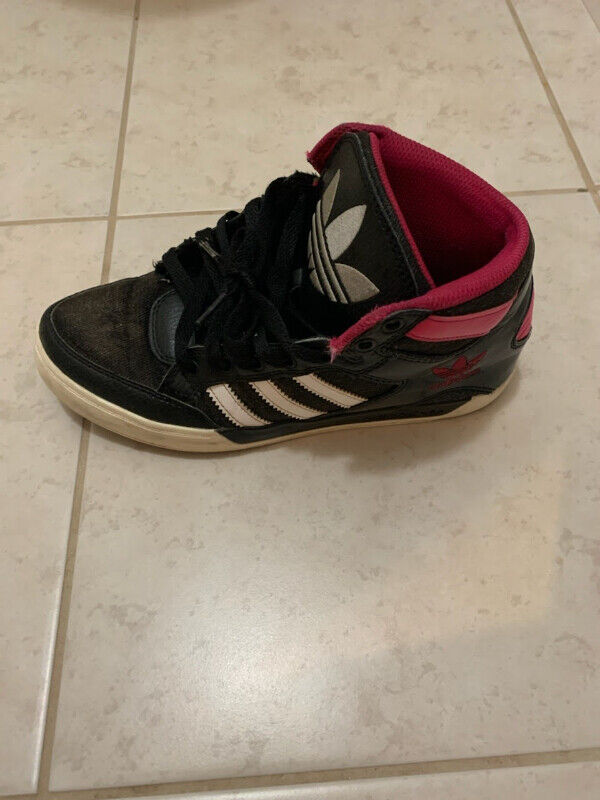Women's Adidas sneakers size 61/2. $20 - photo 3