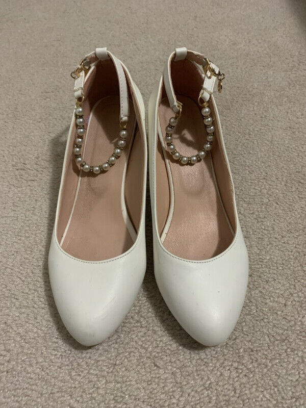 Like new women's white pumps in size 6. $10.