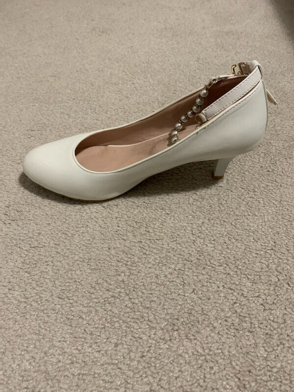 Like new women's white pumps in size 6. $10. - photo 2