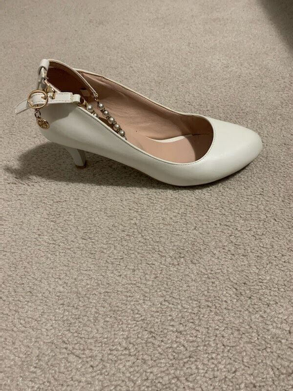 Like new women's white pumps in size 6. $10. - photo 3