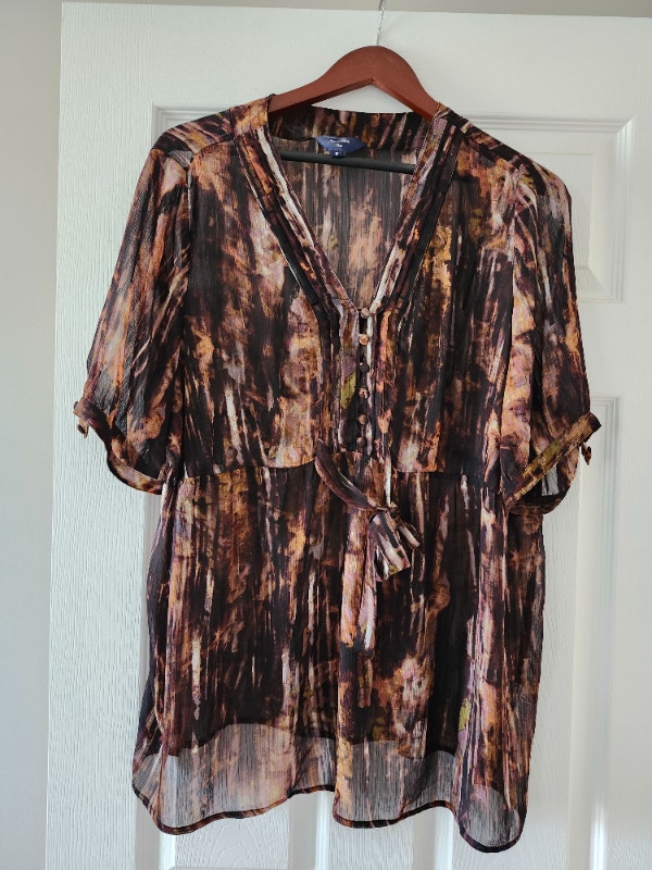 Brown print light weight blouse. Great condition. Size 18. $15.