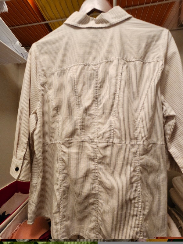 White blouse with black stripes. 3/4 sleeves. Size 18. $20. - photo 2