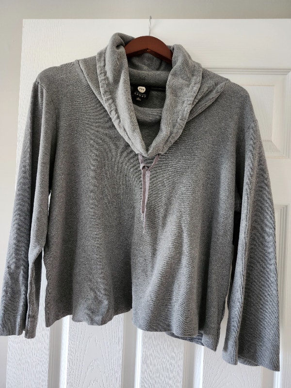 Jones New York grey top. Size XL. $20.