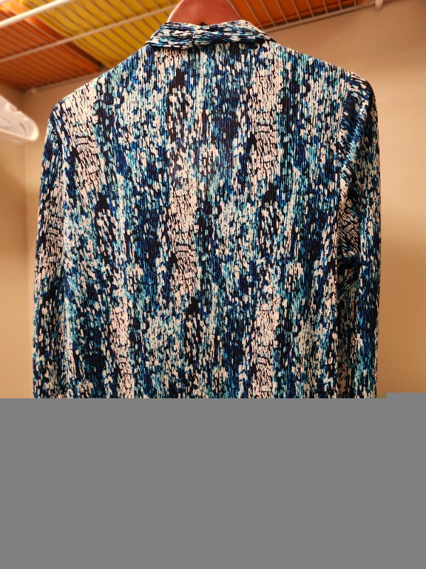 Long sleeve blouse, size 16. Like new. $25 - photo 2