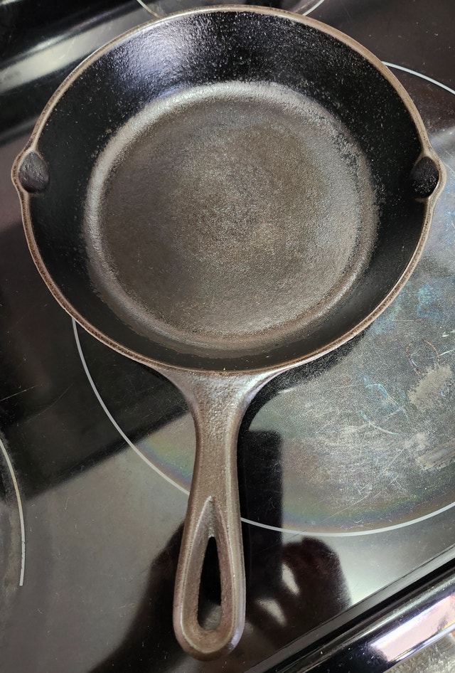 Lodge cast iron pan 8". $20 - photo 2