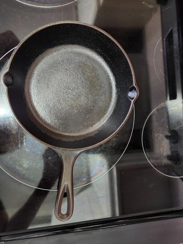 Lodge cast iron pan 8". $20 - photo 3