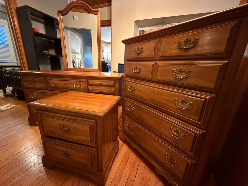 Beautiful Queen / Full Bedroom Set - Solid Wood - photo 3