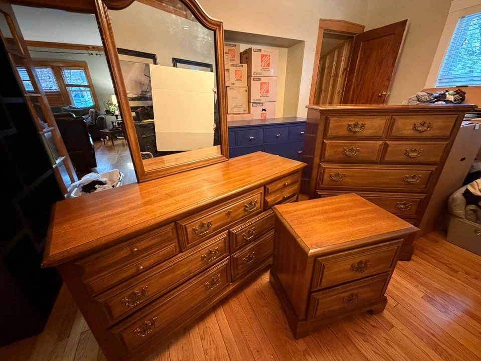 Beautiful Queen / Full Bedroom Set - Solid Wood - photo 4