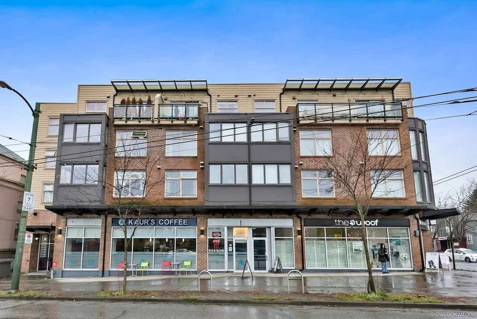 1 Bed + Den Corner Condo | 728 sqft | Parking | Broadway Crossin