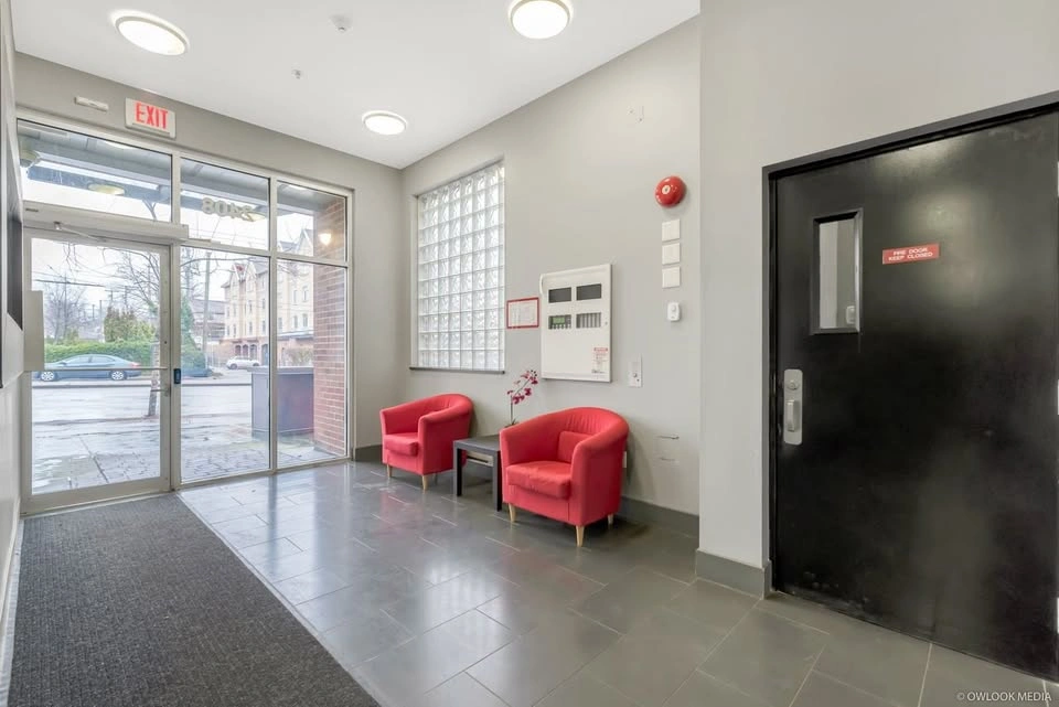 1 Bed + Den Corner Condo | 728 sqft | Parking | Broadway Crossin - photo 2