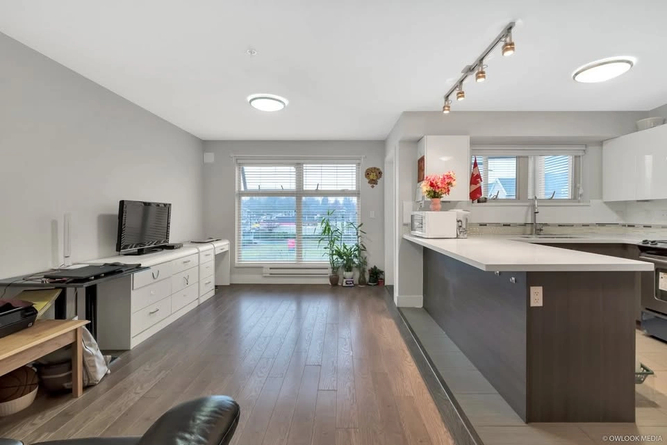 1 Bed + Den Corner Condo | 728 sqft | Parking | Broadway Crossin - photo 3