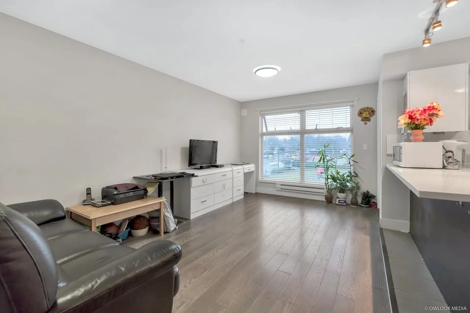 1 Bed + Den Corner Condo | 728 sqft | Parking | Broadway Crossin - photo 4