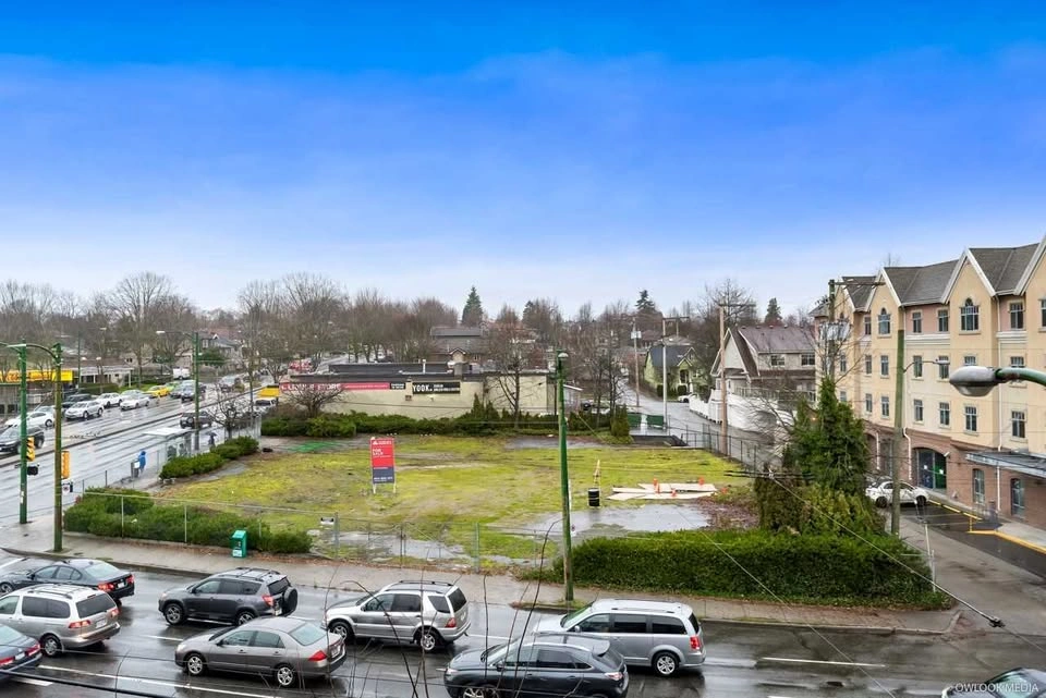 1 Bed + Den Corner Condo | 728 sqft | Parking | Broadway Crossin - photo 5