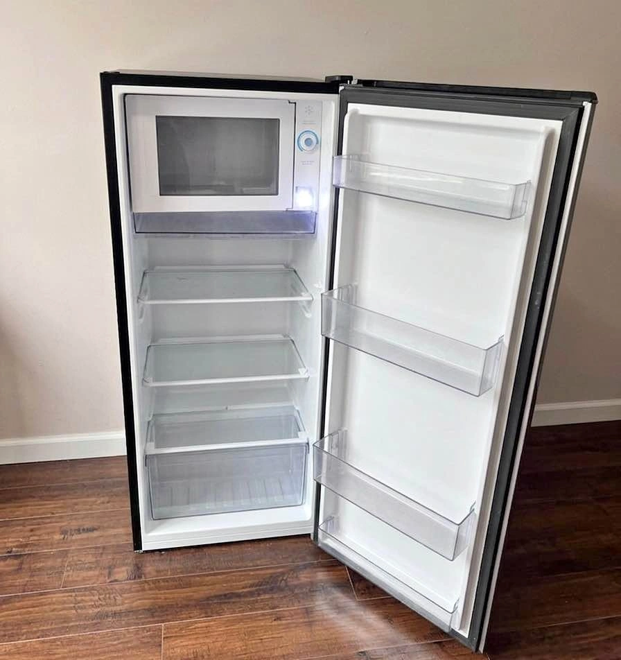 Hisense 20-in Compact Refrigerator 6.3-ft³ Stainless Steel ENERG