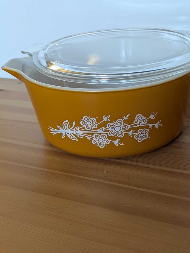 Pyrex Butterfly Gold Casserole Dish 2.5 Qt