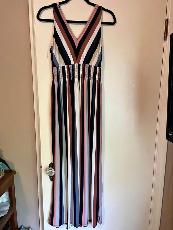 Cute maxi dress size small