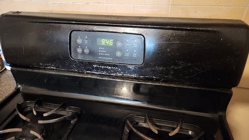 $200 Frigidaire Gas Range Stove - photo 2