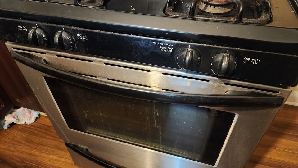 $200 Frigidaire Gas Range Stove - photo 3