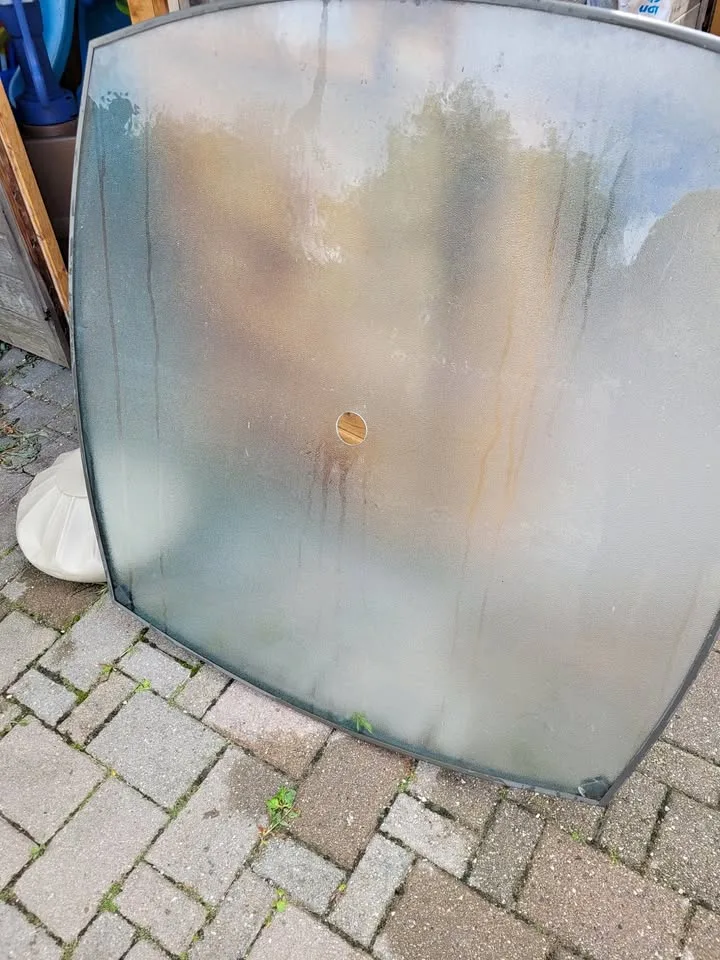 Square outdoor table, screws missing