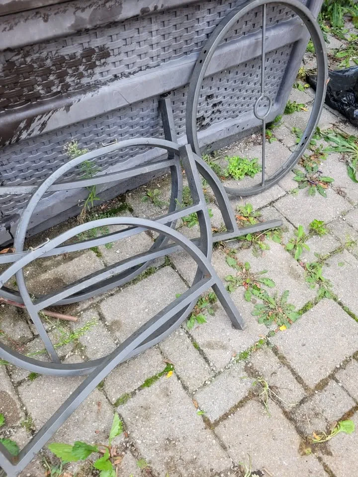 Square outdoor table, screws missing image indicator(3)