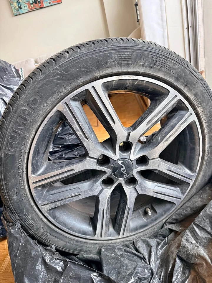 Kia Wheel and Kumho Majesty Solus Tire 225/45 R17