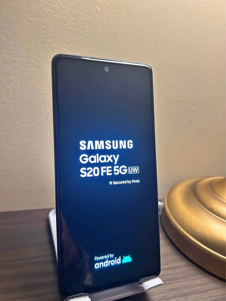 SAMSUNG S20 FE 128 GB NICE CONDITION.