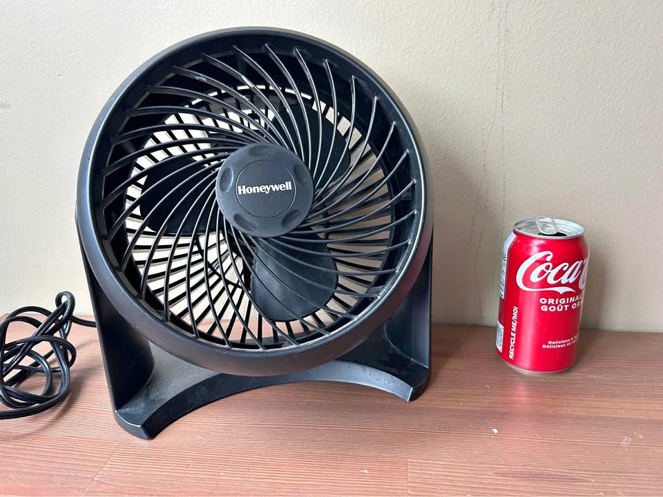 Price firm - table fan 3 speeds - excellent condition