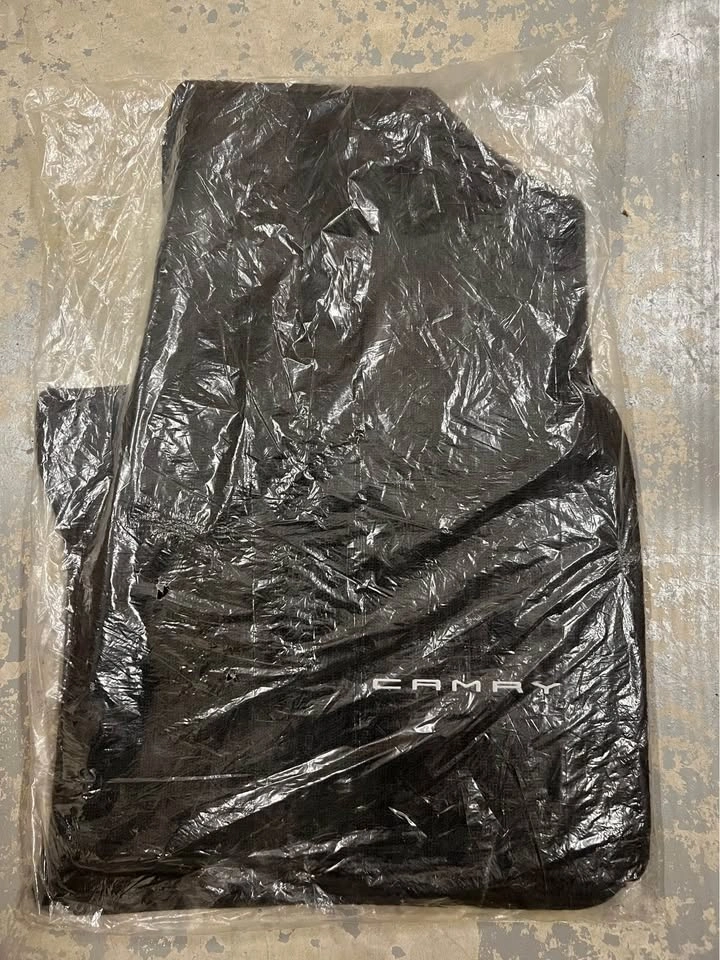 OEM Toyota Camry Carpet Floor Mats - Black - Like New - photo 2