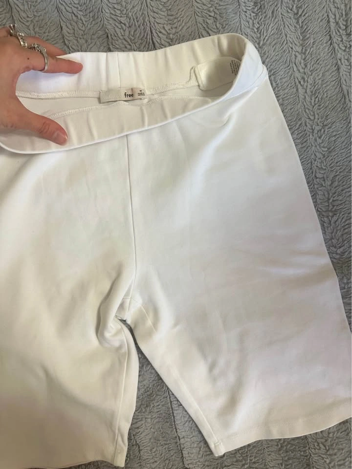 Wilfred Free 9” White Shorts | Size Medium - photo 2