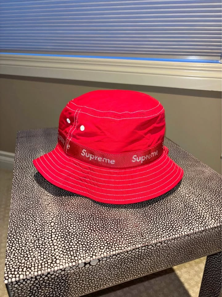 Supreme Red Bucket Hat (Medium) – Brand New