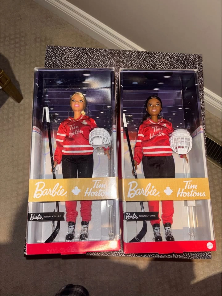 Tim Hortons Barbie Hockey Player Dolls (Pair) - Collectible - photo 4