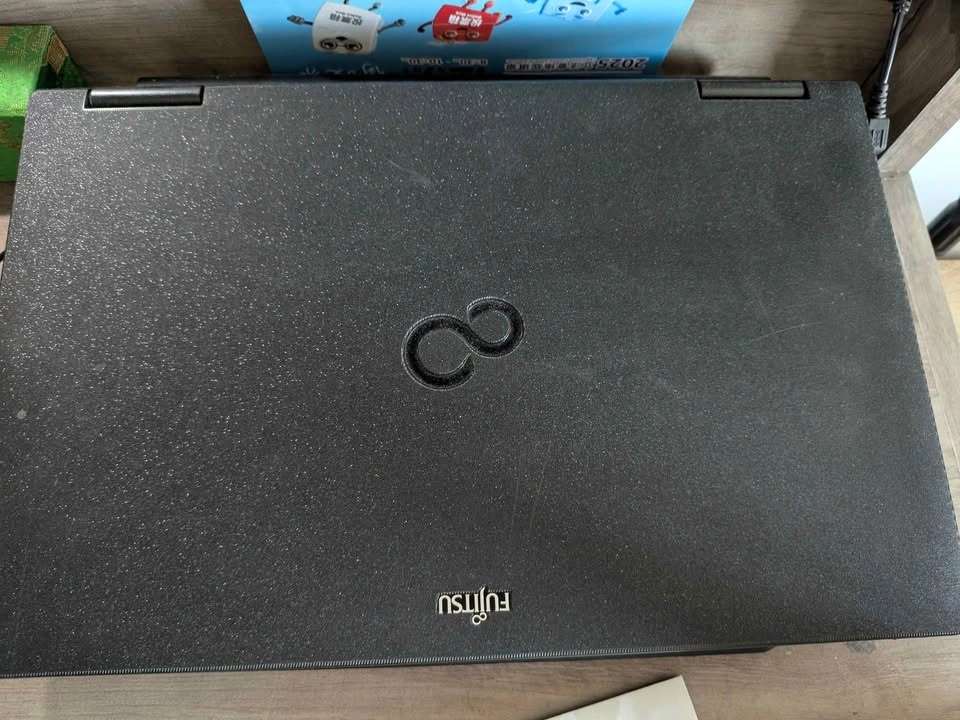 Fujitsu Lifebook A572/F Laptop - i7, 8GB RAM, 15" Monitor - photo 2