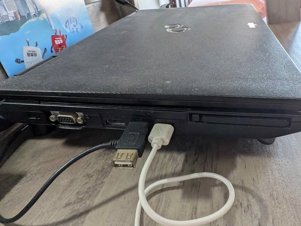 Fujitsu Lifebook A572/F Laptop - i7, 8GB RAM, 15" Monitor - photo 5