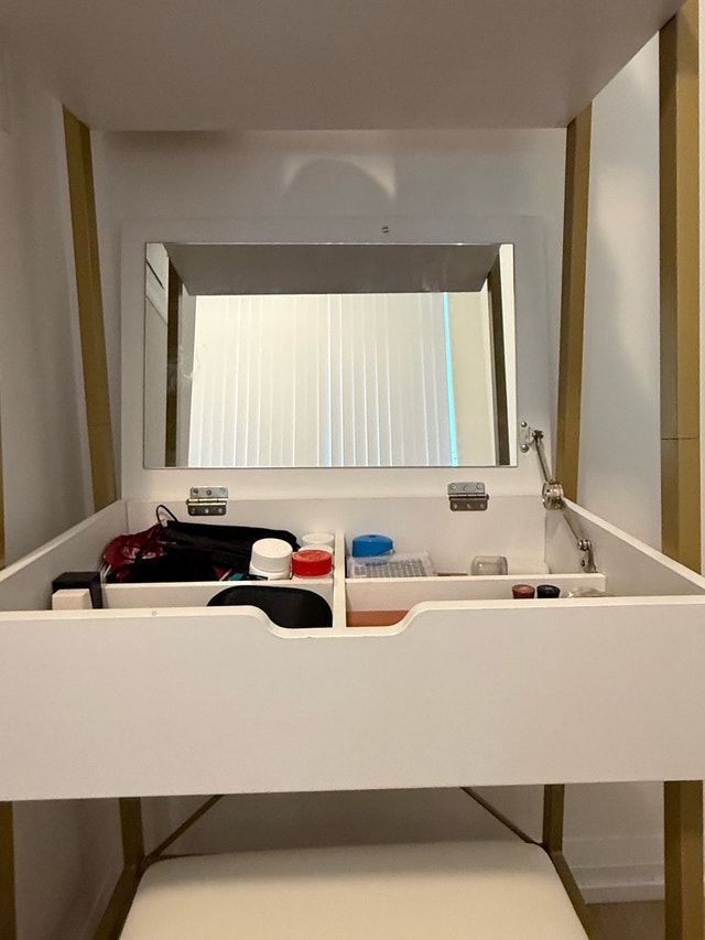 Small Makeup Vanity Desk w/stool - photo 3