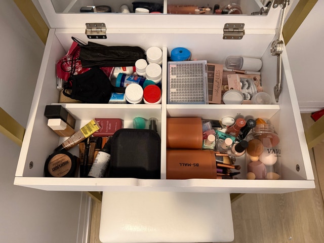 Small Makeup Vanity Desk w/stool - photo 4