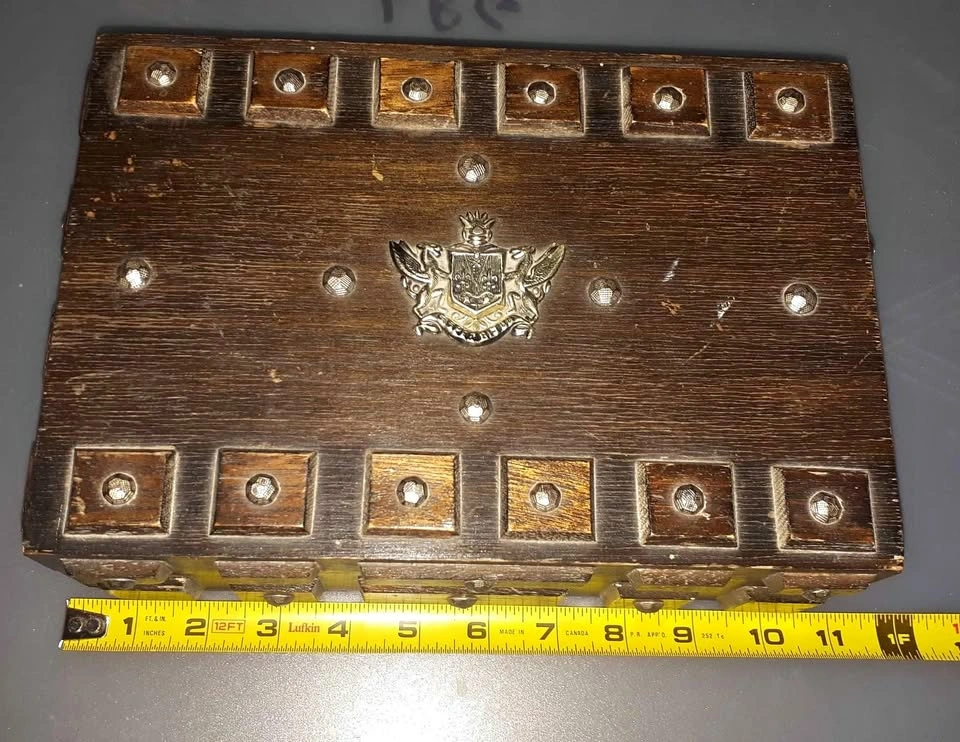 S. Spar bijou Treasure chest jewelry box.