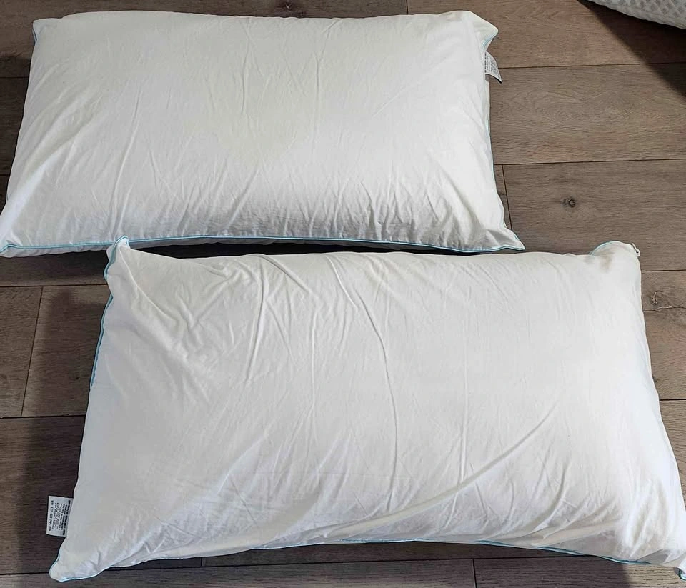 Queen Size Memory Foam Pillows (Set of 2)