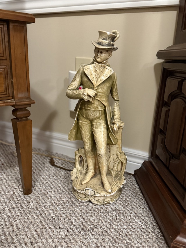 Vintage Gentleman Statue - photo 3