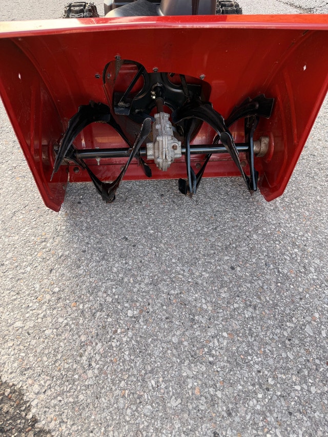 Toro Power Max 60V 24” Two-Stage Cordless Snowblower - photo 3