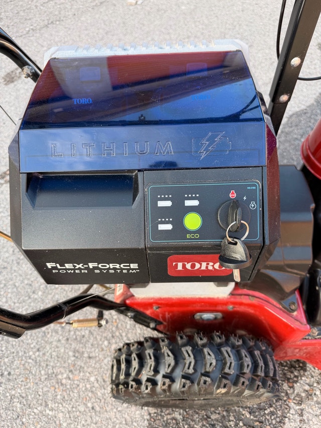 Toro Power Max 60V 24” Two-Stage Cordless Snowblower - photo 4