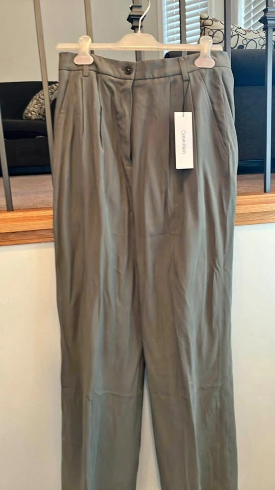 Soft twill relaxed pleated trouser - new with tag on
