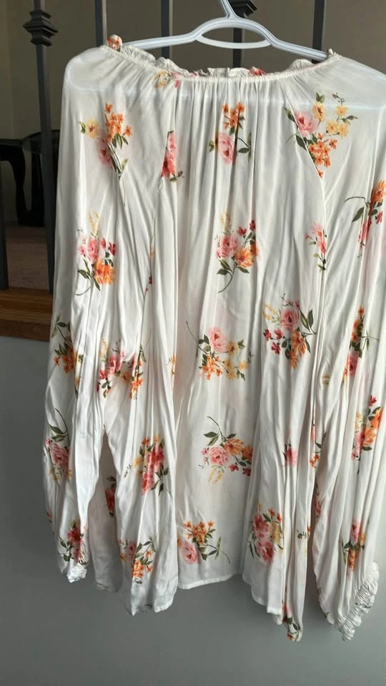 Beautiful Flowy Blouse - photo 5
