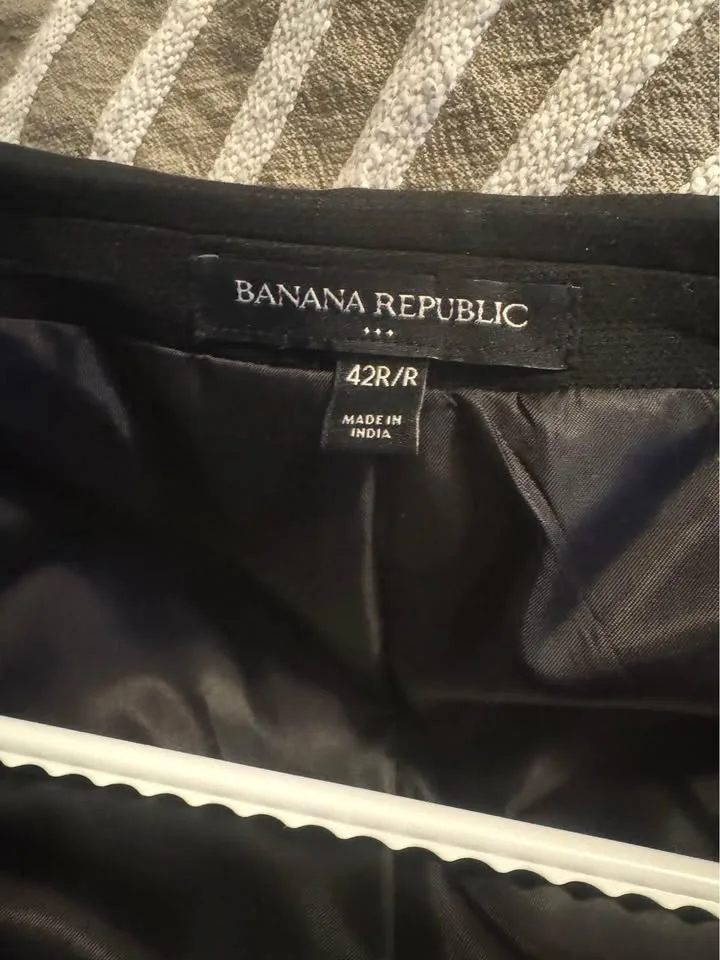 Men’s Banana Republic Suit image indicator(3)